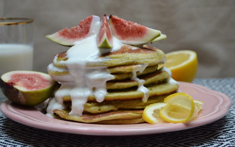 Matcha-Pancakes mit Zitronenjoghurt