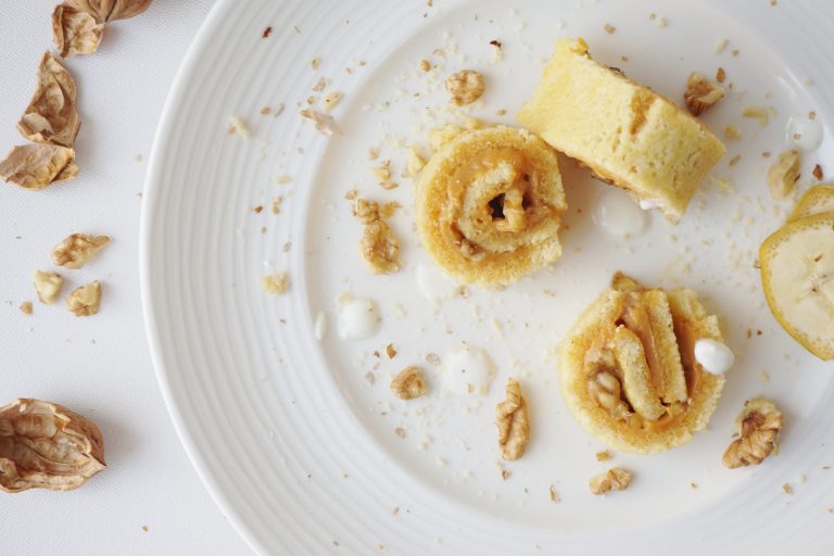 Mini-Roulade mit karamellisiertem Joghurt und Banane – reisehunger